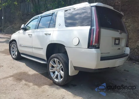 2015 Cadillac Escalade Luxury z USA, uszkodzony, nr VIN 1GYS4MKJXFR691482